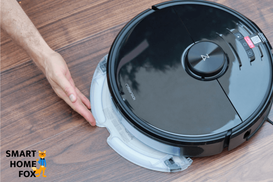 Wischplatte mit Wischtuch wird an den Roborock S6 MaxV von hinten an gestöpselt.